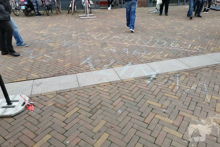 Anti-Black Friday leuzen in winkelstraat