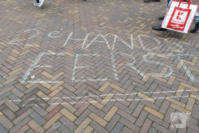Anti-Black Friday leuzen in winkelstraat