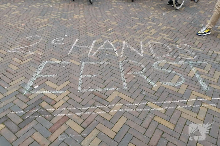 Anti-Black Friday leuzen in winkelstraat