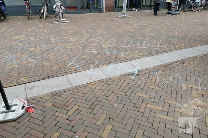 Anti-Black Friday leuzen in winkelstraat