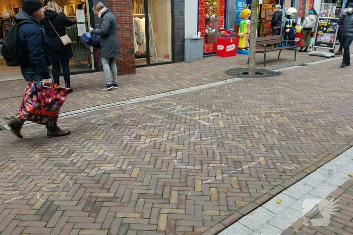 Anti-Black Friday leuzen in winkelstraat