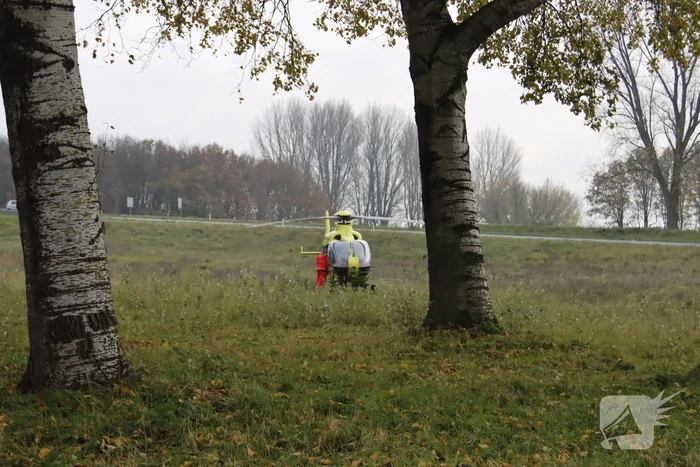 Traumahelikopter landt voor zwaargewond persoon