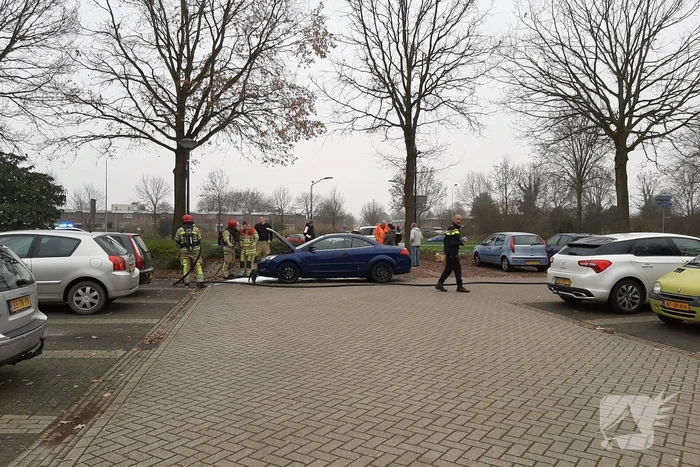 Auto met pech vliegt in brand