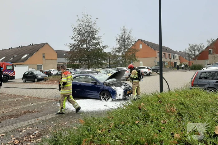 Auto met pech vliegt in brand