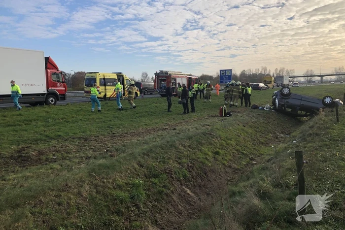 Auto slaat over de kop in de sloot