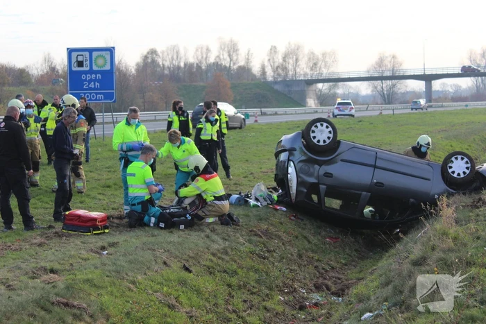 Auto slaat over de kop in de sloot