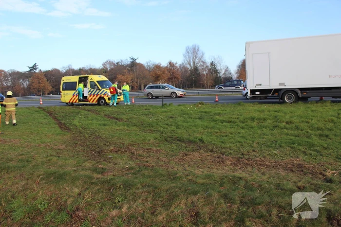 Auto slaat over de kop in de sloot
