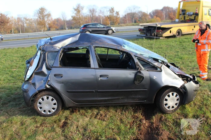 Auto slaat over de kop in de sloot