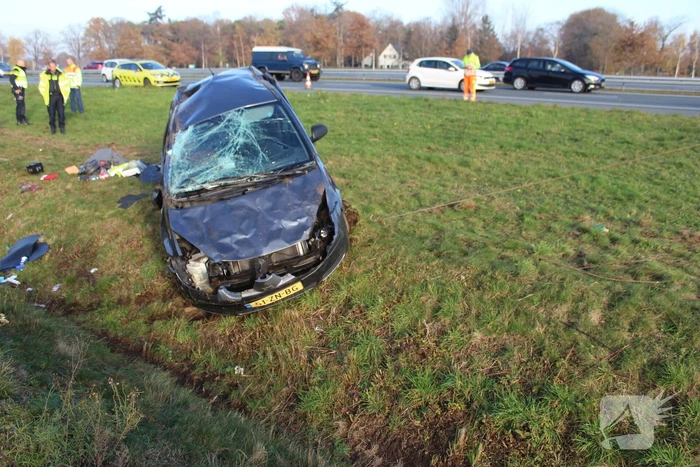 Auto slaat over de kop in de sloot
