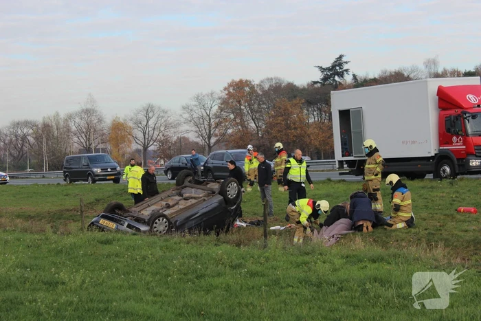 Auto slaat over de kop in de sloot