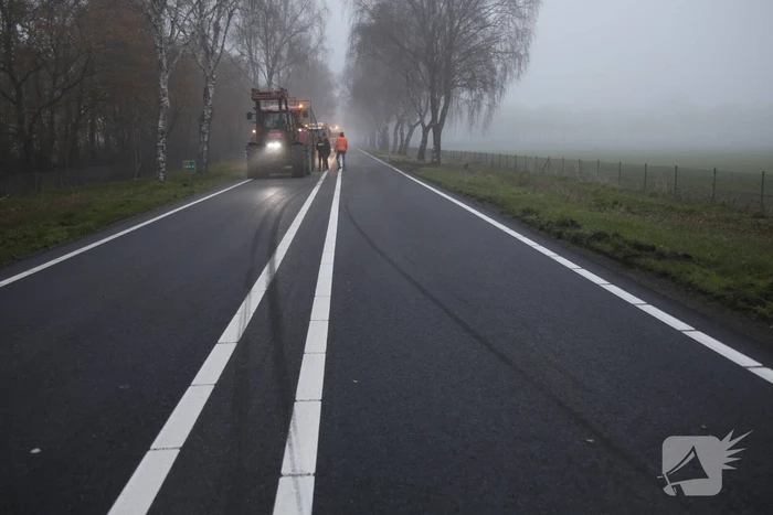 Vrachtwagen met aanhanger met hooi ramt boom
