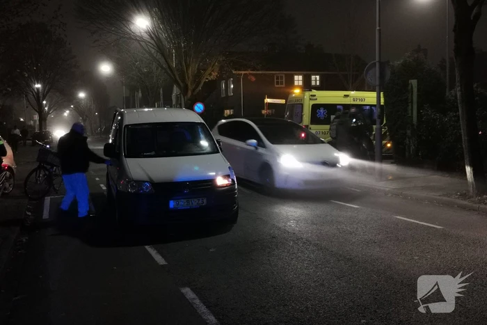 Bestelbus botst met scooter