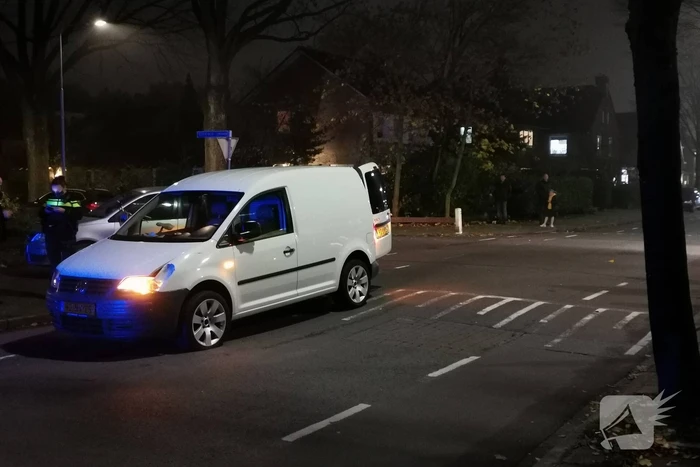 Bestelbus botst met scooter