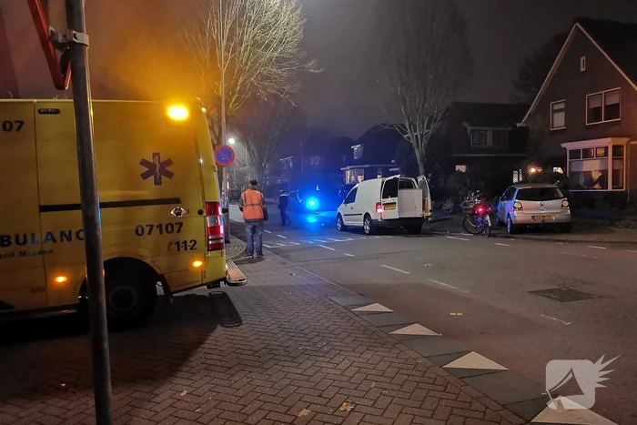 Bestelbus botst met scooter