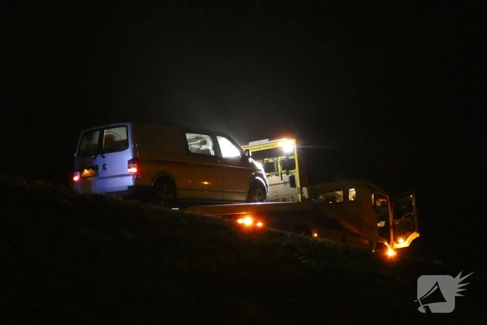 Bestelbus afgesleept na ongeval