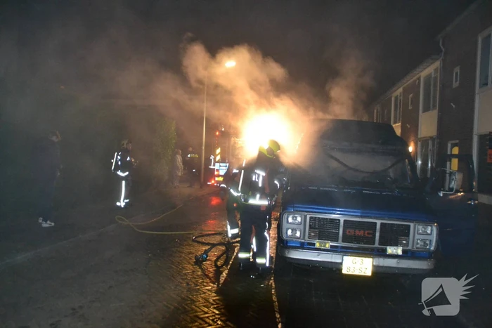 Amerikaanse bestelbus verwoest door brand