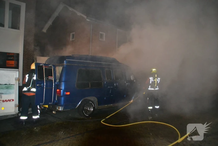 Amerikaanse bestelbus verwoest door brand
