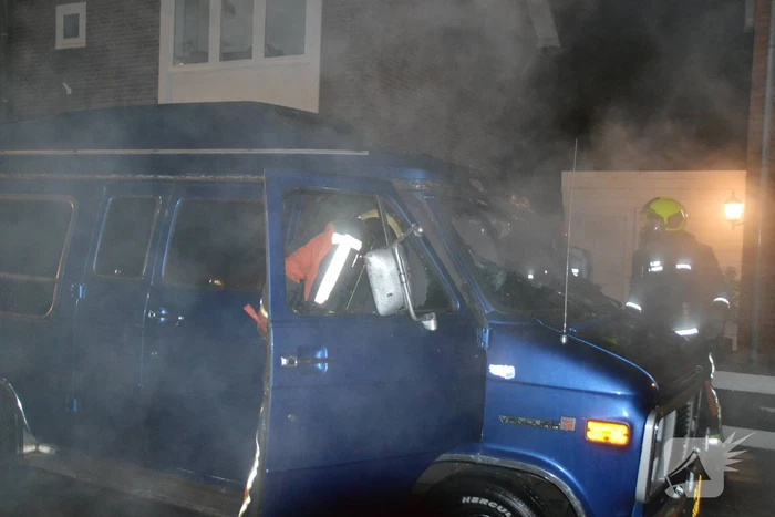 Amerikaanse bestelbus verwoest door brand