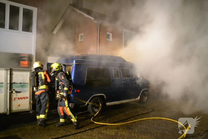 Amerikaanse bestelbus verwoest door brand