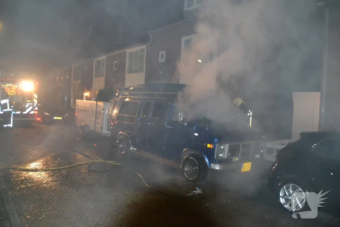 Amerikaanse bestelbus verwoest door brand