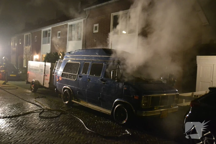 Amerikaanse bestelbus verwoest door brand