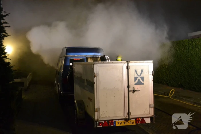 Amerikaanse bestelbus verwoest door brand