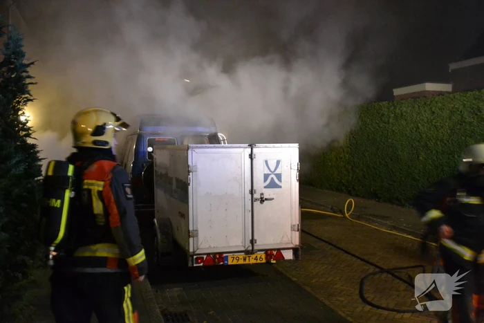 Amerikaanse bestelbus verwoest door brand