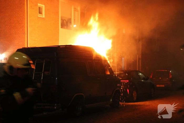 Amerikaanse bestelbus verwoest door brand