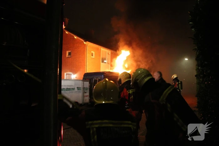 Amerikaanse bestelbus verwoest door brand