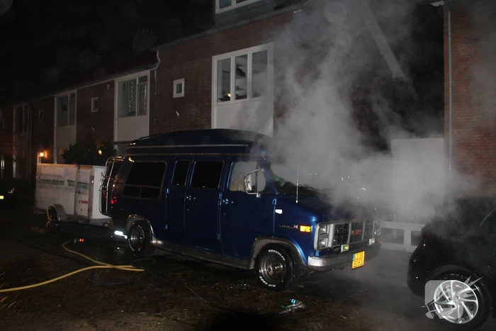 Amerikaanse bestelbus verwoest door brand