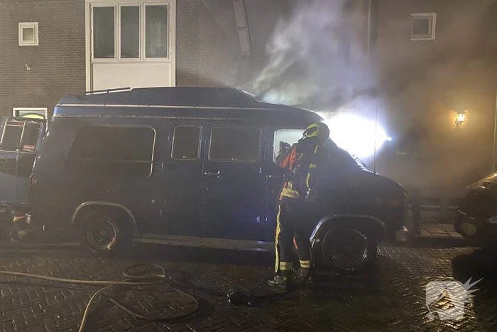 Amerikaanse bestelbus verwoest door brand