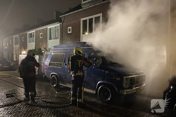 Amerikaanse bestelbus verwoest door brand