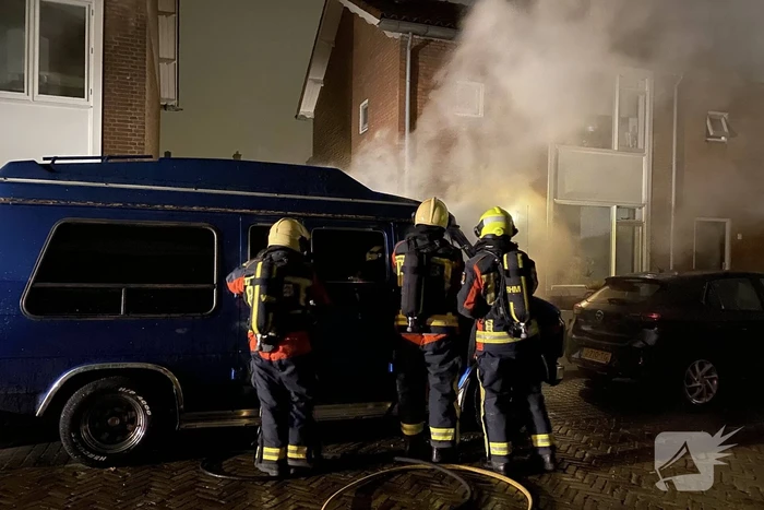 Amerikaanse bestelbus verwoest door brand