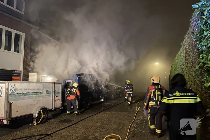 Amerikaanse bestelbus verwoest door brand
