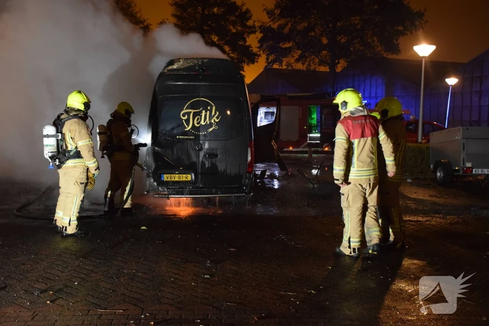Bestelbus volledig verwoest door brand