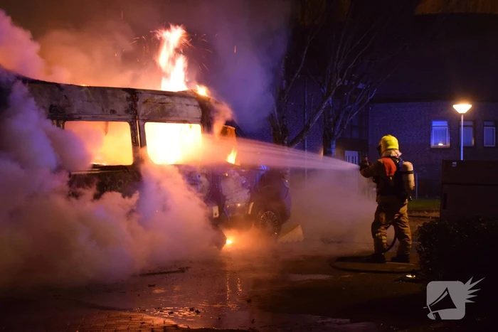 Bestelbus volledig verwoest door brand