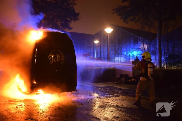 Bestelbus volledig verwoest door brand