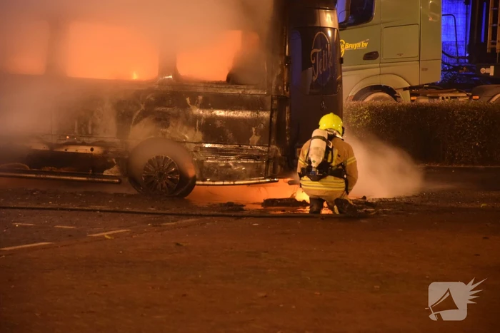 Bestelbus volledig verwoest door brand