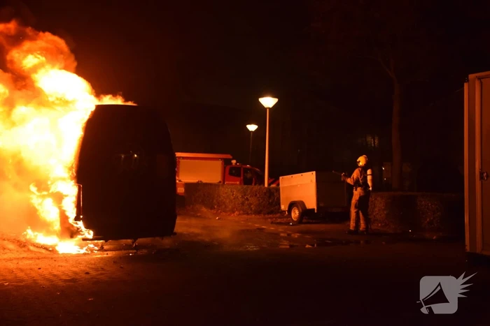 Bestelbus volledig verwoest door brand