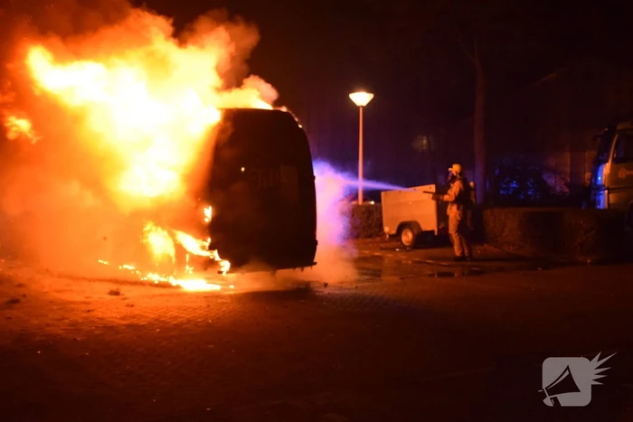 Bestelbus volledig verwoest door brand