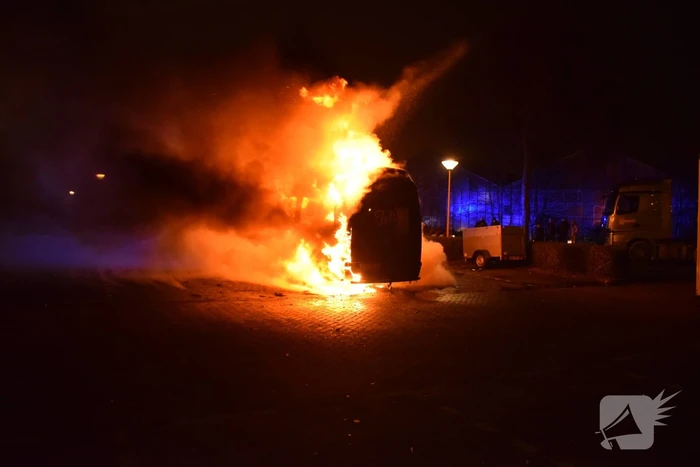Bestelbus volledig verwoest door brand