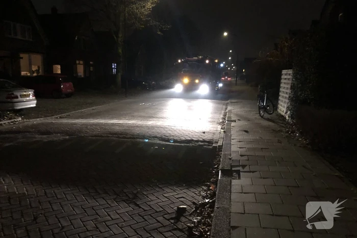 Brandweer veegt schoorsteen na brand