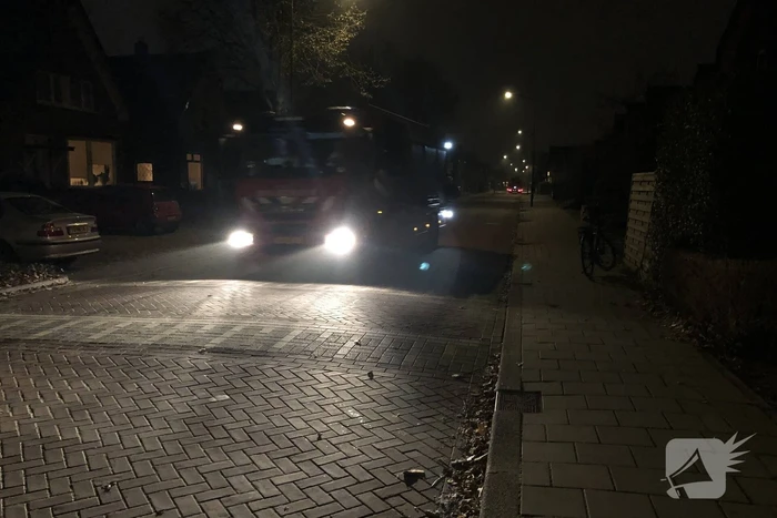 Brandweer veegt schoorsteen na brand