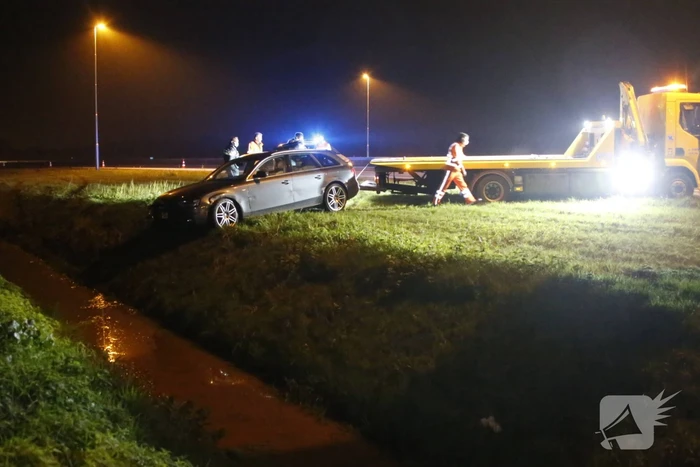 Personenauto raakt van de weg belandt in sloot