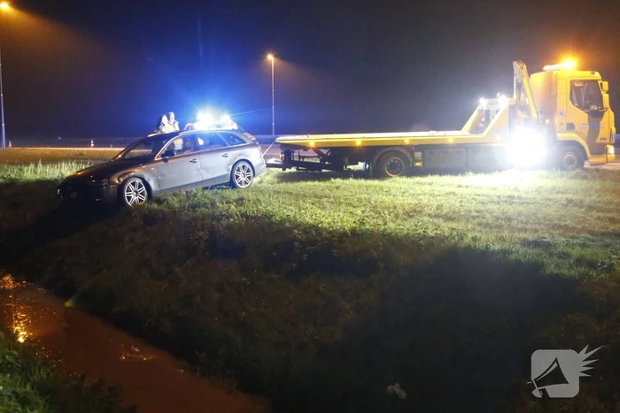 Personenauto raakt van de weg belandt in sloot