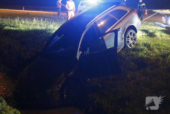 Personenauto raakt van de weg belandt in sloot