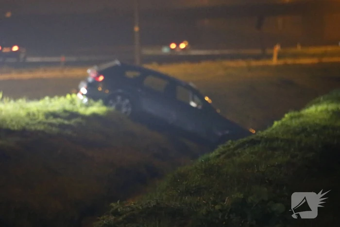 Personenauto raakt van de weg belandt in sloot