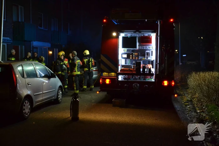 Geparkeerde auto brandt volledig uit