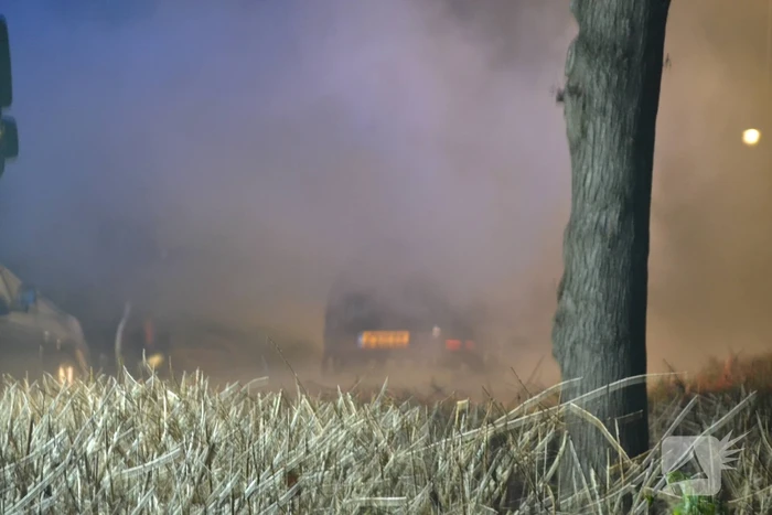 Geparkeerde auto brandt volledig uit