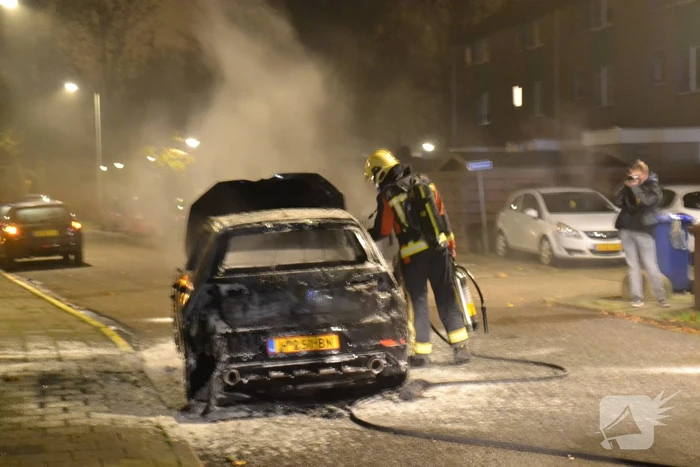 Geparkeerde auto brandt volledig uit